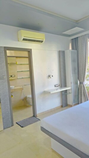 Room in 3 BHK Apartment at Oberoi Exquisite Goregaon, Goregaon East – for Rent