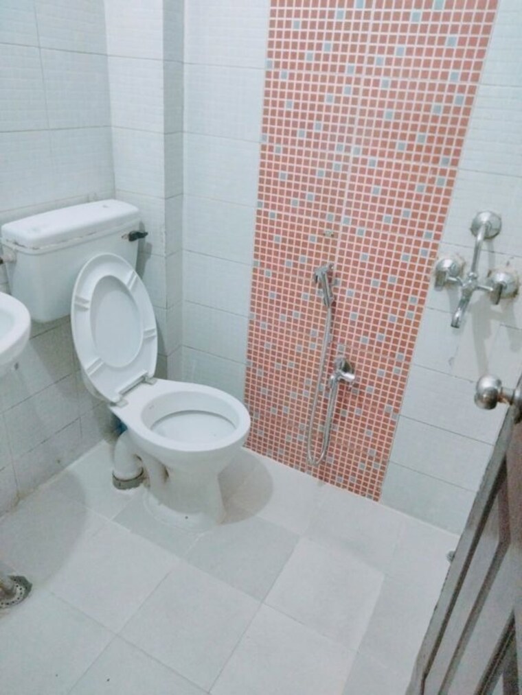 Bathroom, rajendra nagar sector 5 2 Bedroom 928 Sq.Ft. Builder Floor In Rajendra Nagar Sector 5 Ghaziabad 10467823