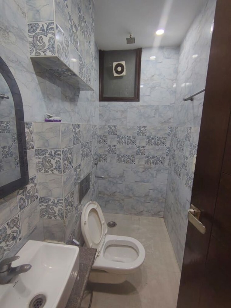 Bathroom, malviya nagar 3 Bedroom 1600 Sq.Ft. Builder Floor In Malviya Nagar Delhi 10467850