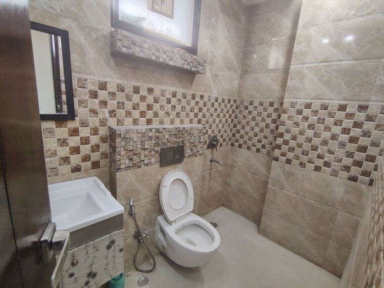 Bathroom, malviya nagar 3 Bedroom 1600 Sq.Ft. Builder Floor In Malviya Nagar Delhi 10467850