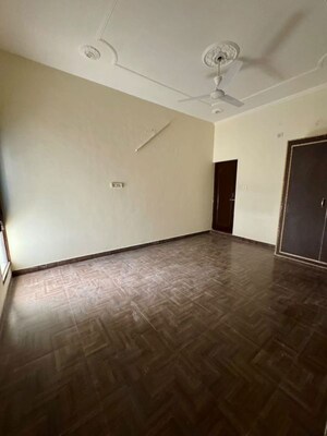 Room in 3 BHK Builder Floor at Jakhan – for Rent