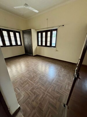 Room in 3 BHK Builder Floor at Jakhan – for Rent