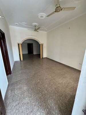 Room in 3 BHK Builder Floor at Jakhan – for Rent