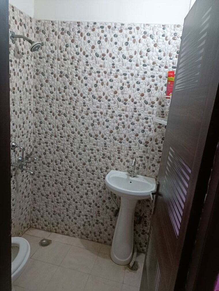 Bathroom, raj nagar extension 2 Bedroom 917 Sq.Ft. Builder Floor In Raj Nagar Extension Ghaziabad 10467865
