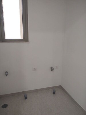 Room in 3 BHK Apartment at Hiranandani Estate, Ghodbunder Road – for Rent