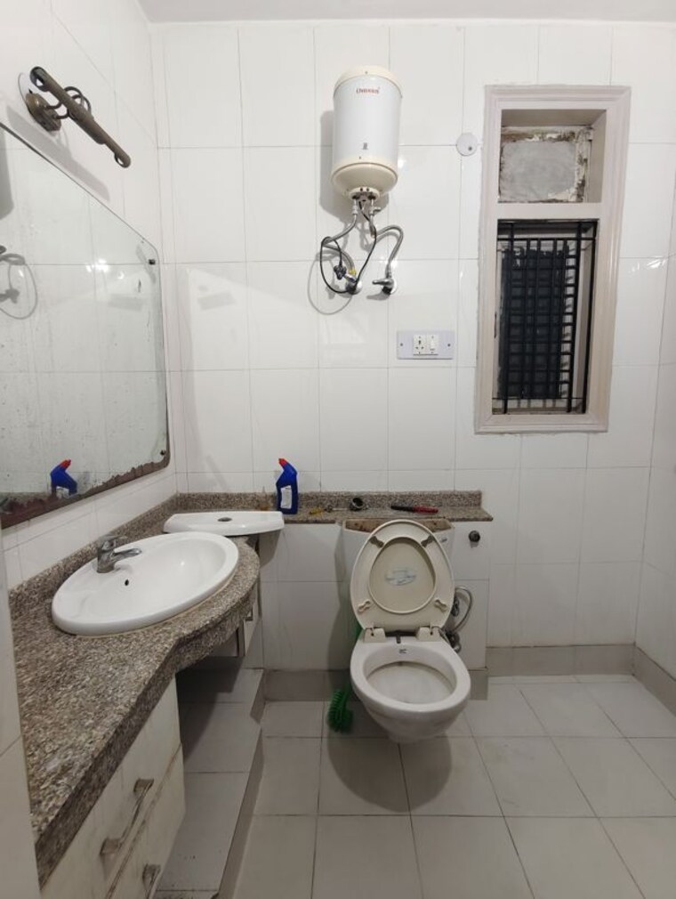 Bathroom, kalkaji 1 RK 200 Sq.Ft. Builder Floor In Kalkaji Delhi 10467969