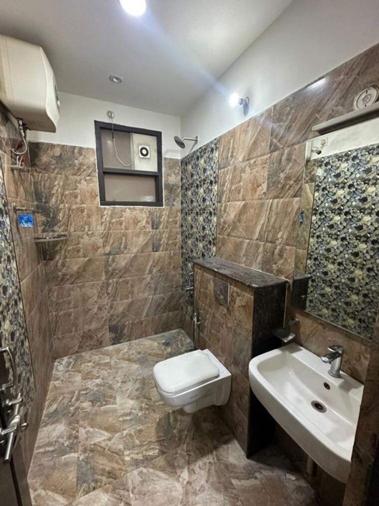 Bathroom, gomti nagar 3 Bedroom 3150 Sq.Ft. Builder Floor In Gomti Nagar Lucknow 10468036