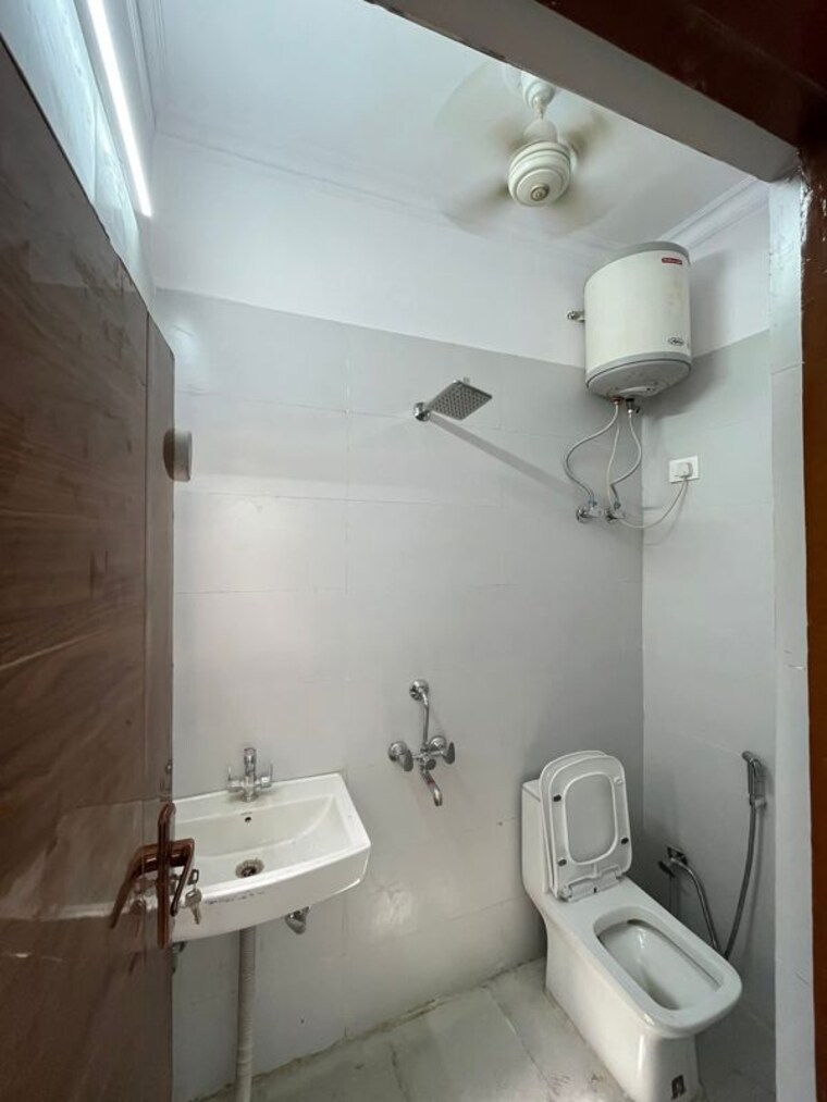 Bathroom, akd-tower 2 Bedroom 1200 Sq.Ft. Builder Floor In Sector 14 Gurgaon 10468082