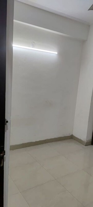 Room in 2 BHK Builder Floor at MSP Arihant Apartments, Sector 73 – for Rent