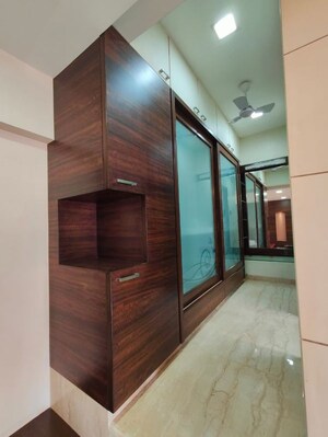Room in 5 BHK Apartment at Lokhandwala Complex – for Rent