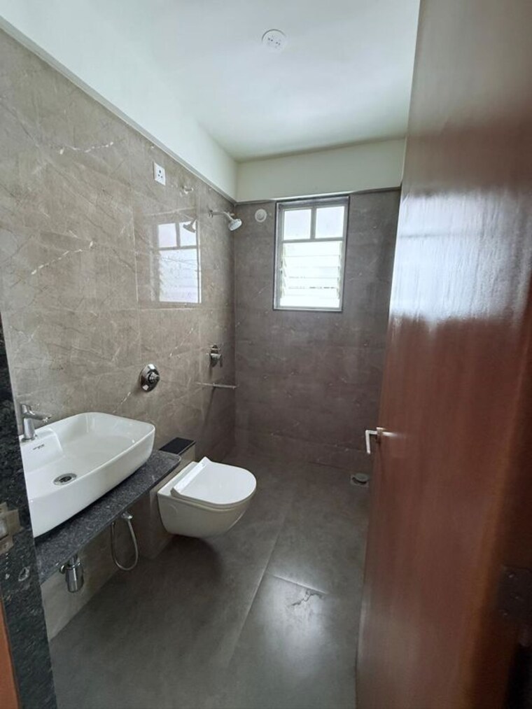 Bathroom, saheel-itrend-life 3 Bedroom 1000 Sq.Ft. Apartment In Wakad Pune 10468225