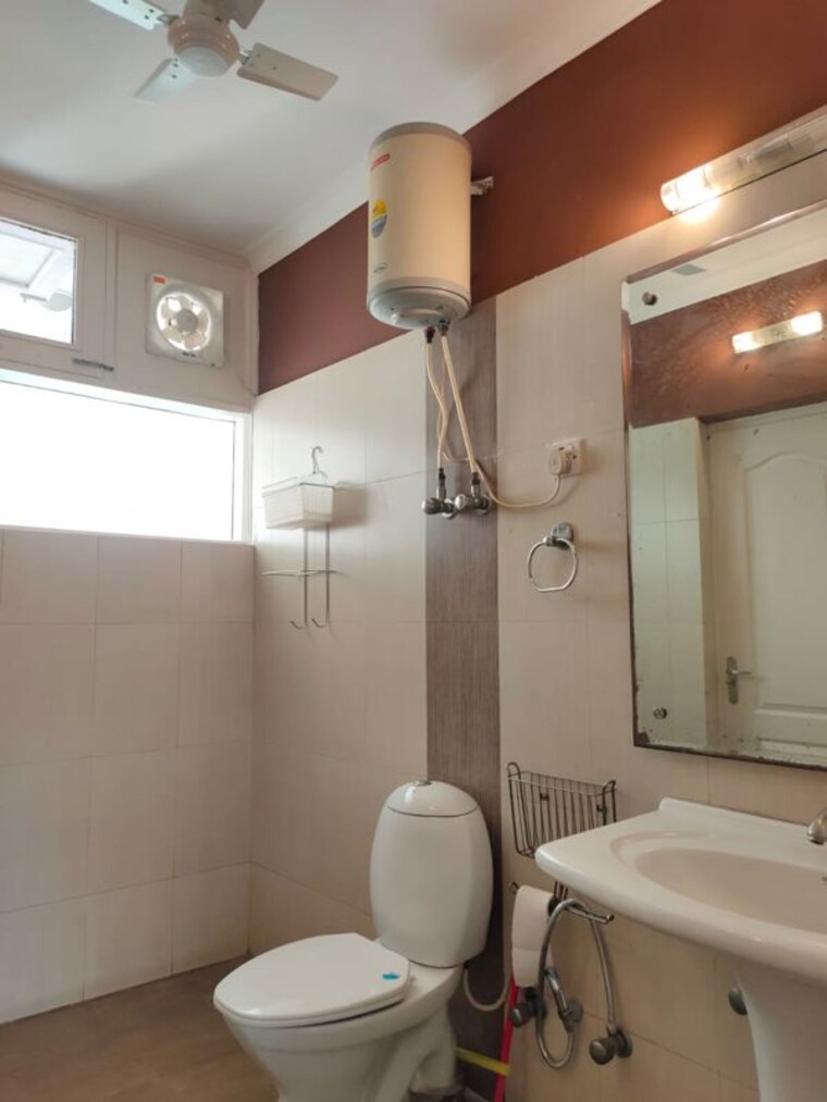 Bathroom, anupam garden 5 Bedroom 3200 Sq.Yd. Villa In Anupam Garden Delhi 10468356