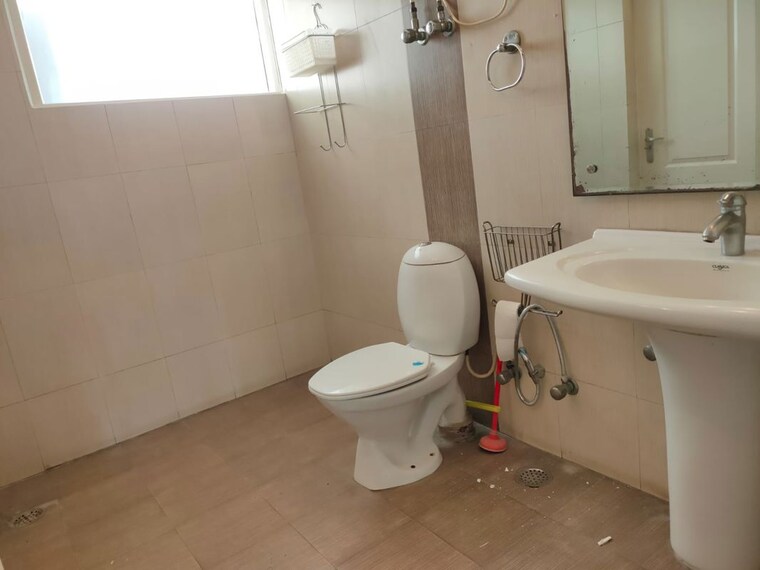 Bathroom, anupam garden 5 Bedroom 3200 Sq.Yd. Villa In Anupam Garden Delhi 10468356