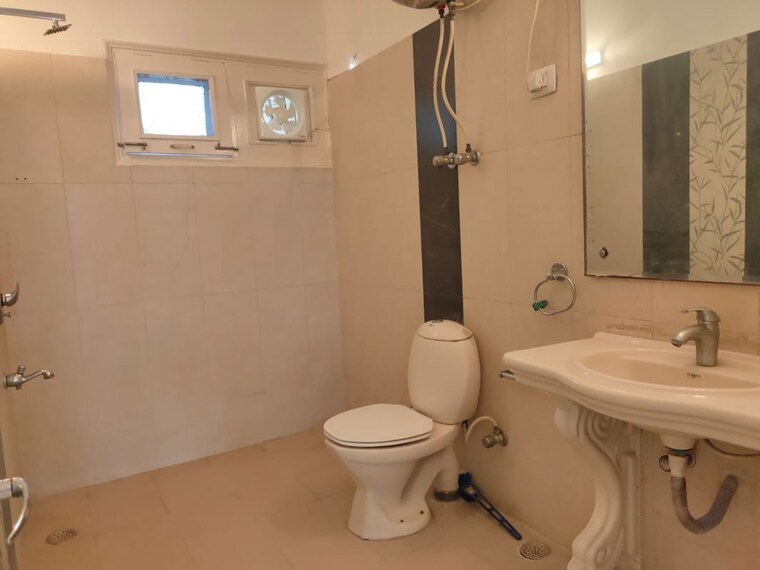 Bathroom, anupam garden 5 Bedroom 3200 Sq.Yd. Villa In Anupam Garden Delhi 10468356