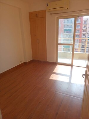 Room in 2 BHK Apartment at BPTP The Resort, Sector 75 – for Rent