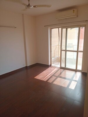 Room in 2 BHK Apartment at BPTP The Resort, Sector 75 – for Rent