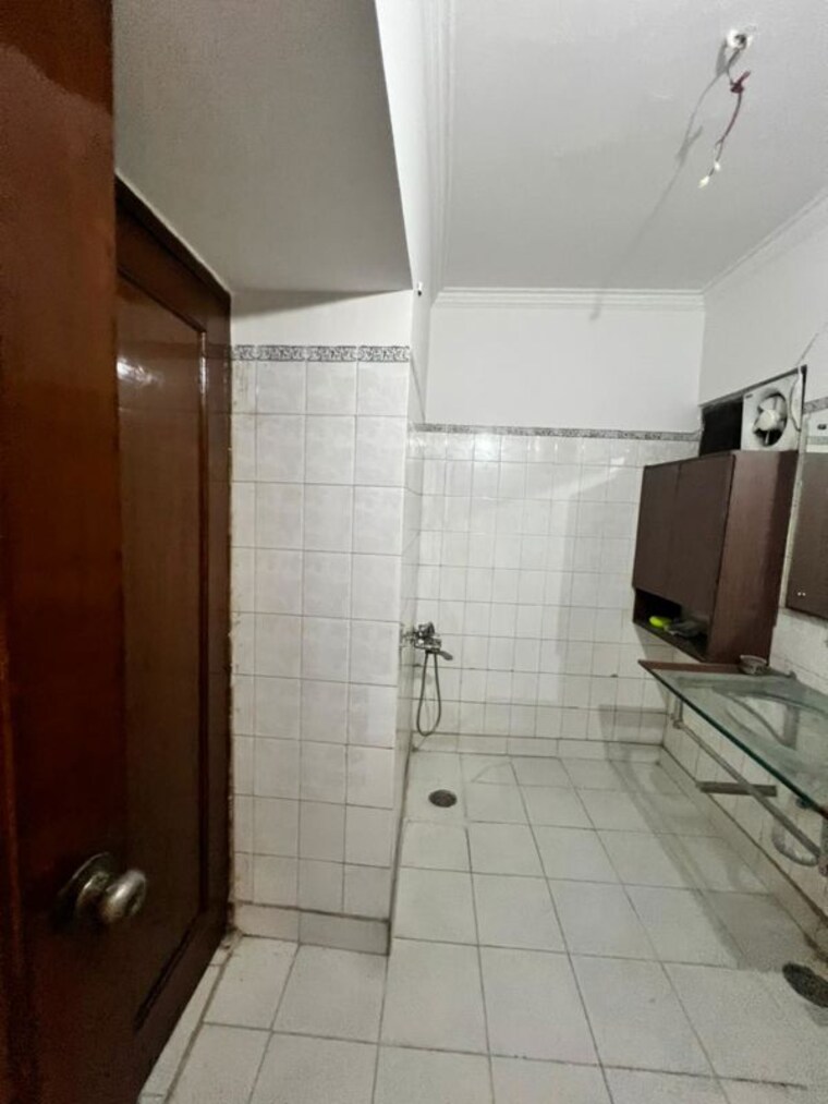 Bathroom, naraina 3 Bedroom 220 Sq.Yd. Builder Floor In Naraina Delhi 10468462