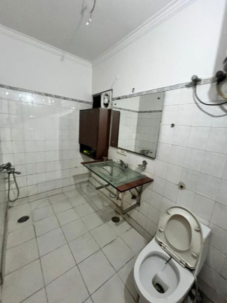 Bathroom, naraina 3 Bedroom 220 Sq.Yd. Builder Floor In Naraina Delhi 10468462
