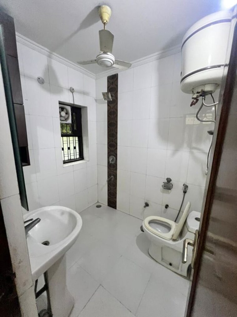 Bathroom, naraina 3 Bedroom 220 Sq.Yd. Builder Floor In Naraina Delhi 10468462