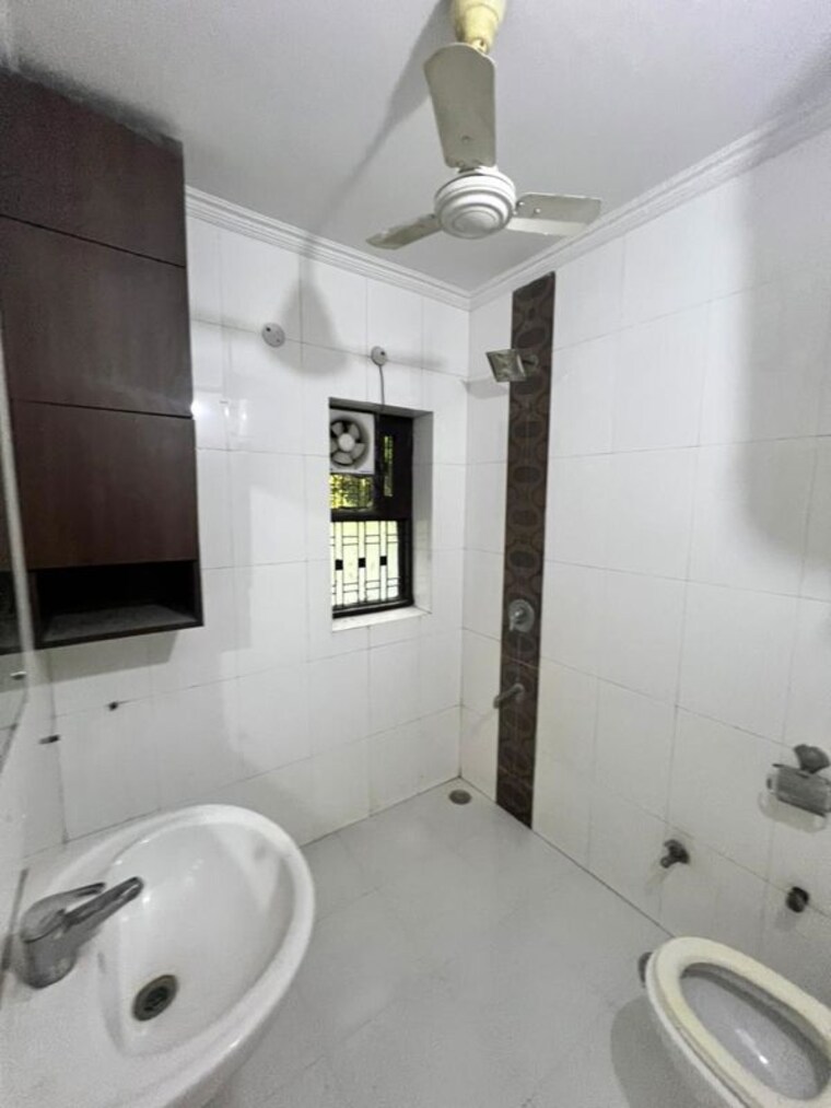 Bathroom, naraina 3 Bedroom 220 Sq.Yd. Builder Floor In Naraina Delhi 10468462