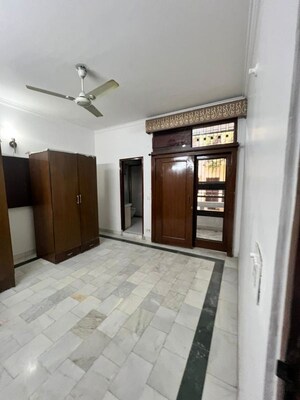 Room in 3 BHK Builder Floor at Naraina – for Rent