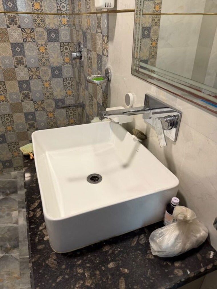 Bathroom, kalkaji 3.5 Bedroom 200 Sq.Yd. Builder Floor In Kalkaji Delhi 10439676