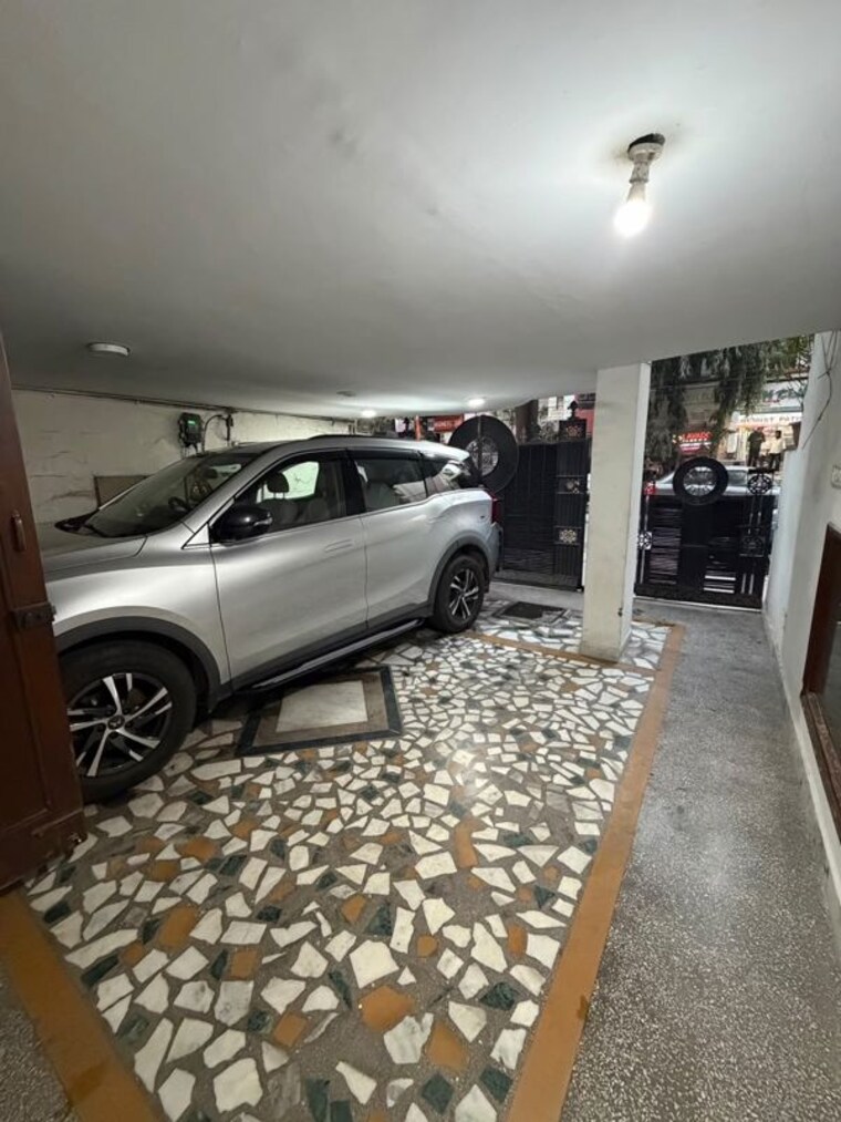  Parking, kalkaji 3.5 Bedroom 200 Sq.Yd. Builder Floor In Kalkaji Delhi 10439676