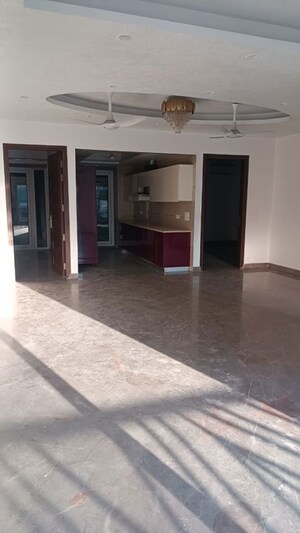 Parking in 3 BHK Villa at Sector 39 – for Rent
