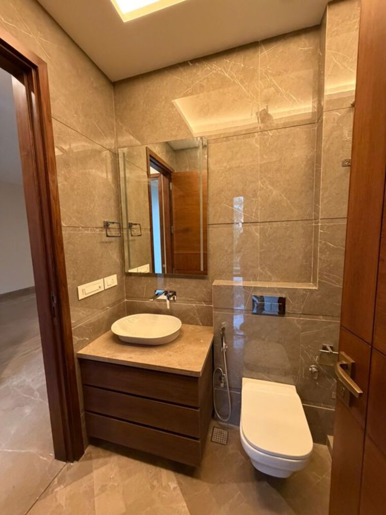 Bathroom, greater kailash ii 3.5 Bedroom 250 Sq.Yd. Builder Floor In Greater Kailash ii Delhi 10439558