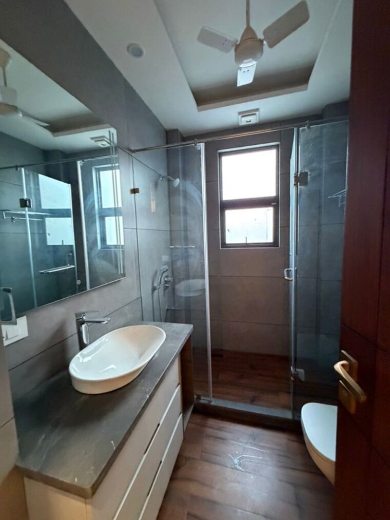 Bathroom, greater kailash ii 3.5 Bedroom 250 Sq.Yd. Builder Floor In Greater Kailash ii Delhi 10439558