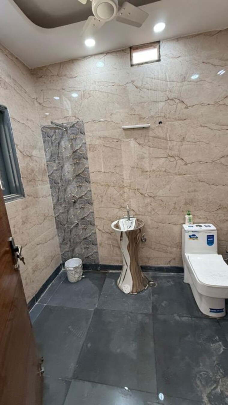 Bathroom, kalkaji 3 Bedroom 1550 Sq.Ft. Builder Floor In Kalkaji Delhi 10468515
