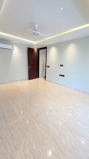Room in 3 BHK Builder Floor at BPTP Green Oaks, Sector 70a – for Sale