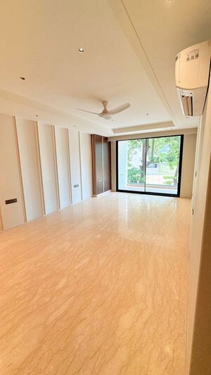Room in 3 BHK Builder Floor at BPTP Green Oaks, Sector 70a – for Sale