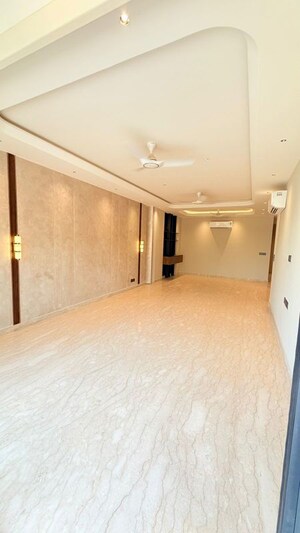 Room in 3 BHK Builder Floor at BPTP Green Oaks, Sector 70a – for Sale