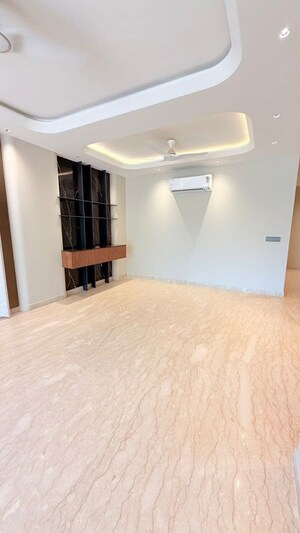 Room in 3 BHK Builder Floor at BPTP Green Oaks, Sector 70a – for Sale