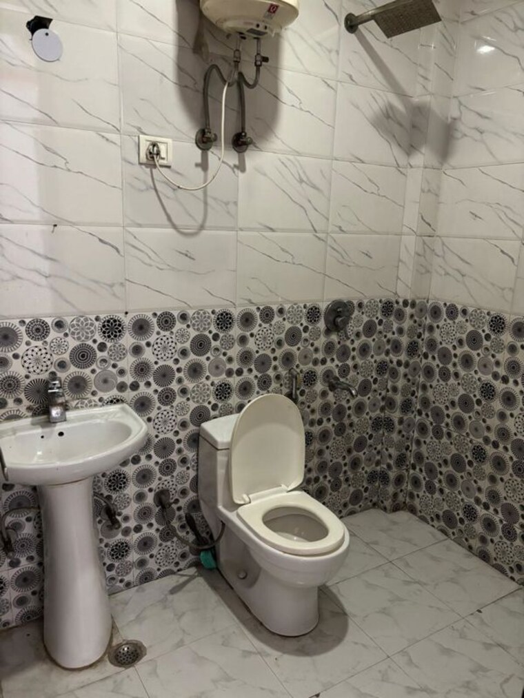 Bathroom, chattarpur 2 Bedroom 731 Sq.Ft. Builder Floor In Chattarpur Delhi 10468532