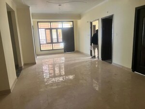 Room in 3 BHK Apartment at Nishat Ganj – for Rent