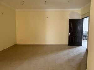 Room in 3 BHK Apartment at Nishat Ganj – for Rent