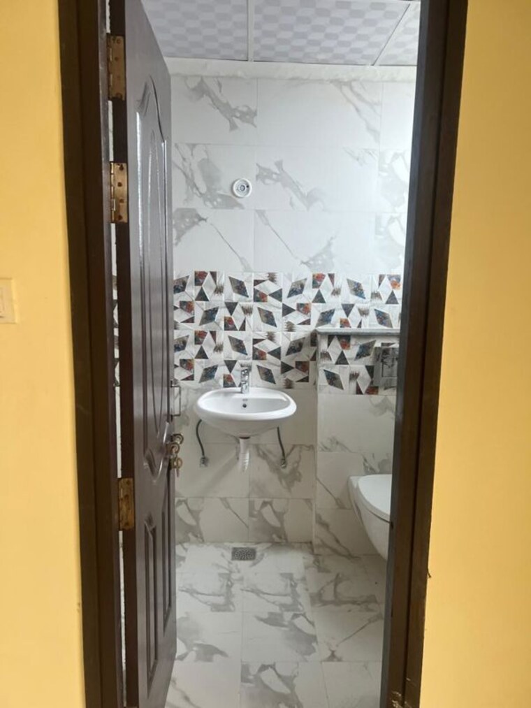 Bathroom, nishat ganj 3 Bedroom 1750 Sq.Ft. Apartment In Nishat Ganj Lucknow 10468644