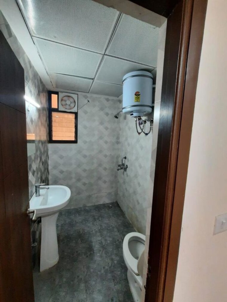 Bathroom, shalimar-mannat 2 Bedroom 990 Sq.Ft. Apartment In Faizabad Road Lucknow 10468655