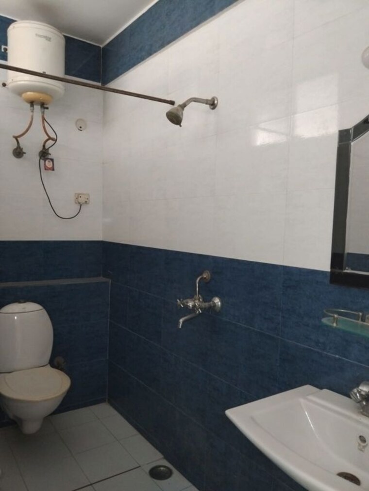 Bathroom, sector 40 2 Bedroom 2000 Sq.Ft. Builder Floor In Sector 40 Gurgaon 10468690