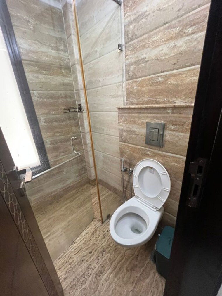 Bathroom, dlf city phase 3 4 Bedroom 400 Sq.Yd. Builder Floor In Dlf City Phase 3 Gurgaon 10468732