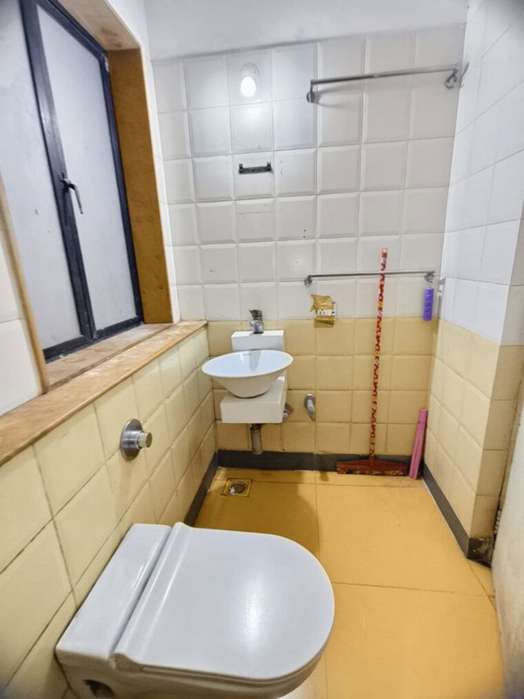 Bathroom, ashish-swapnalok-towers 2 Bedroom 700 Sq.Ft. Apartment In Goregaon East Mumbai 10468752