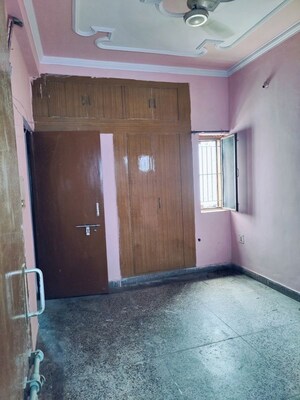 Room in 1 BHK Apartment at RWA Metro Apartments, Sector 71 – for Rent
