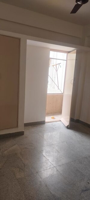 Room in 2 BHK Builder Floor at Jeevan Bima Nagar – for Rent
