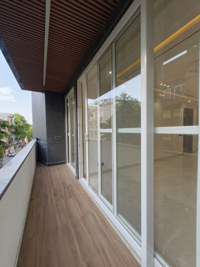 Balcony, greater kailash i 3 Bedroom 220 Sq.Yd. Builder Floor In Greater Kailash I Delhi 10468948