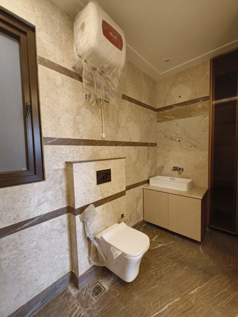 Bathroom, greater kailash i 3 Bedroom 1800 Sq.Ft. Builder Floor In Greater Kailash I Delhi 10469030