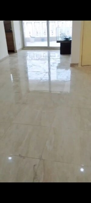 Room in  Apartment at Gaur City 7th Avenue, Sector 4 Greater Noida – for Rent