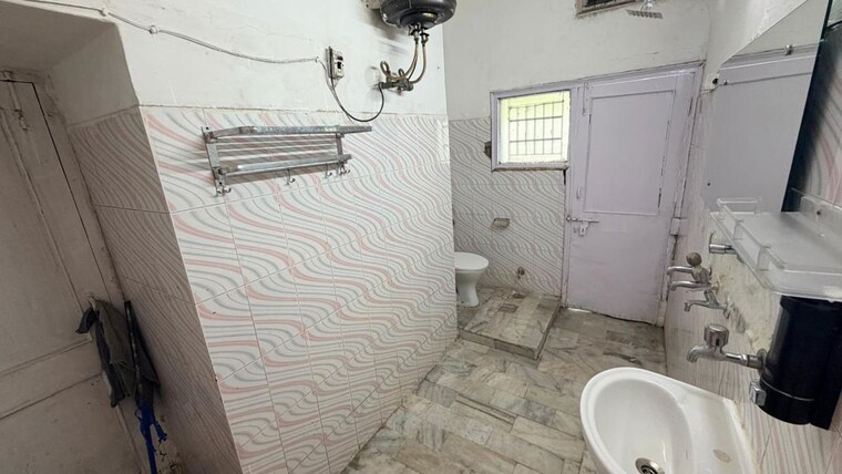 Bathroom, sector 37 2 Bedroom 1800 Sq.Ft. Independent House In Sector 37 Chandigarh 10469116