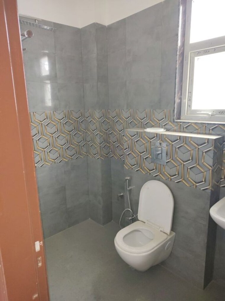 Bathroom, ansal-plaza-gurgaon 3 Bedroom 1800 Sq.Ft. Builder Floor In Palam Vihar Gurgaon 10469147
